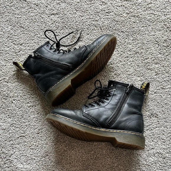 Dr Doc Martens 1460 J Youth Size 3 Unisex Air Wair Boots Black Leather Ankle Zip - Picture 2 of 7